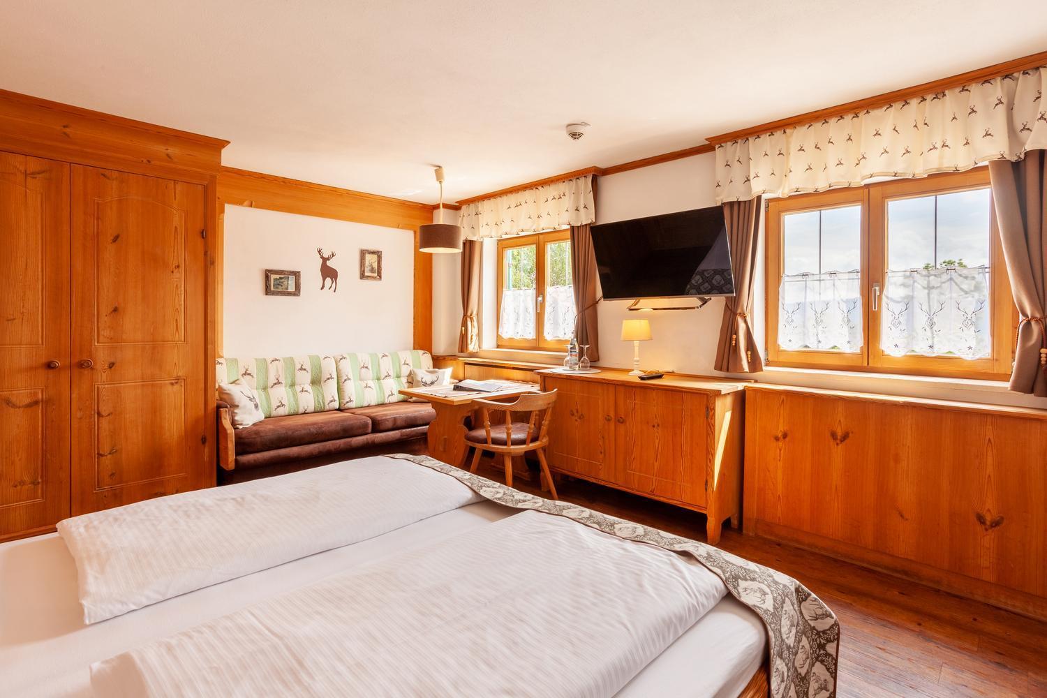 Lustiger Hirsch Hotell Akams Exteriör bild
