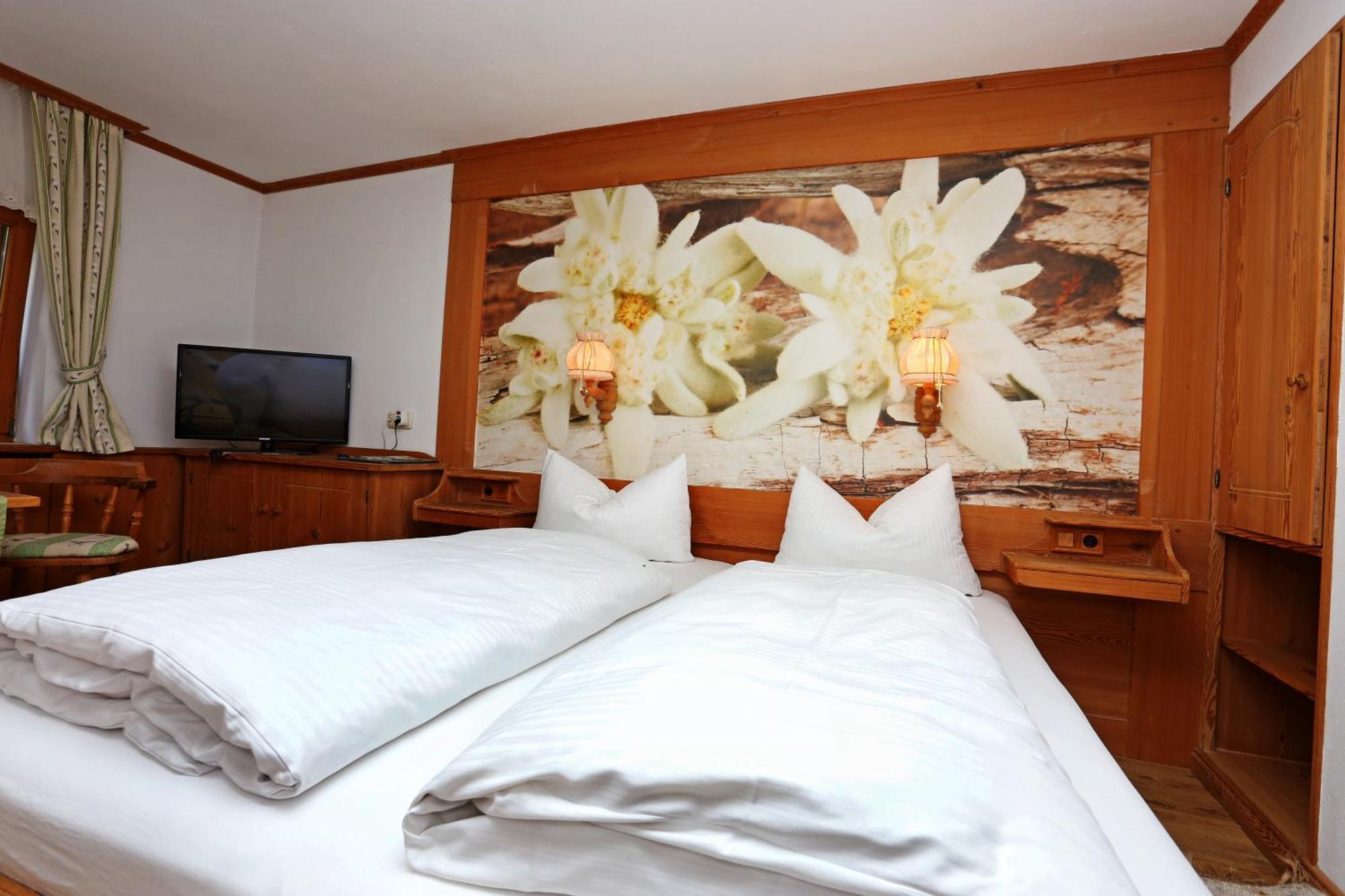 Lustiger Hirsch Hotell Akams Exteriör bild
