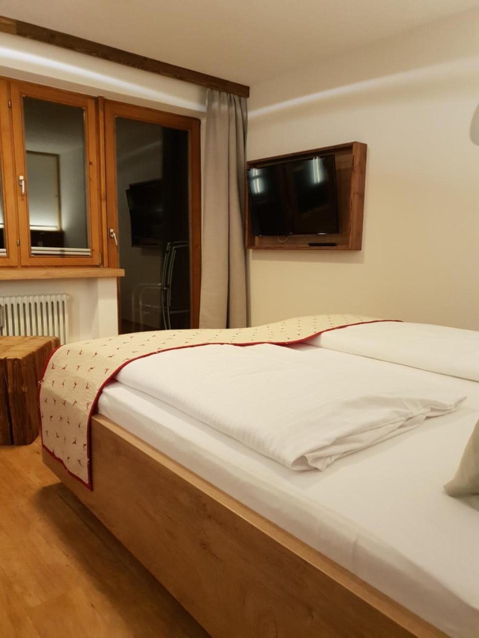 Lustiger Hirsch Hotell Akams Exteriör bild