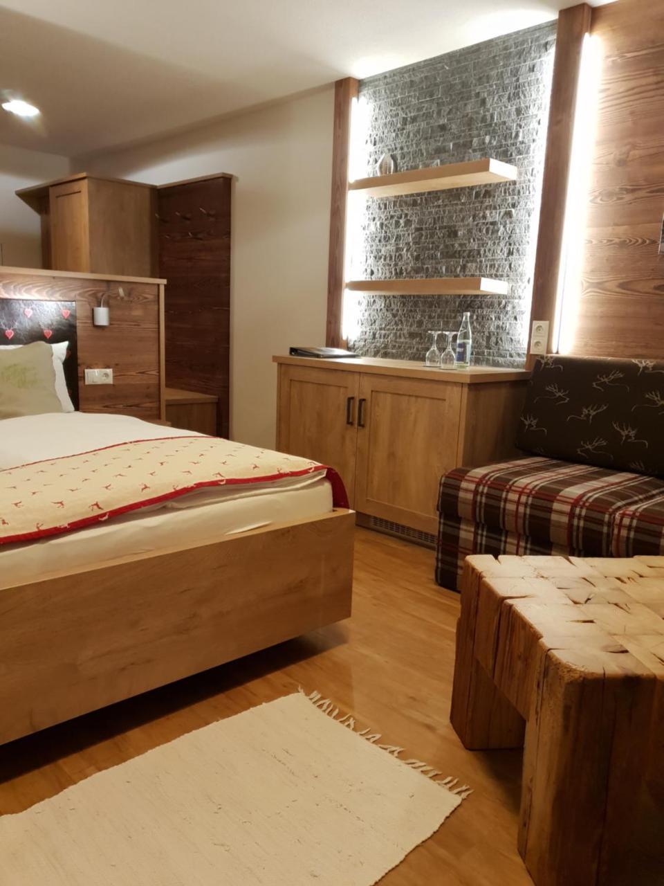 Lustiger Hirsch Hotell Akams Exteriör bild